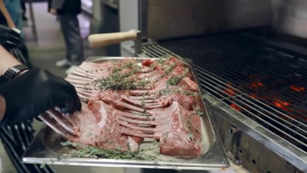 Cozinheiro colocar cordeiro na grelha. O chef cozinha cordeiro na grelha. — Vídeo de Stock