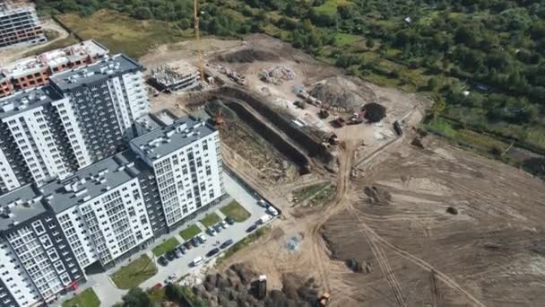 重型机械为将来的家挖了一个坑。挖掘机从高处挖出一个深坑，以便建造高楼大厦 — 图库视频影像