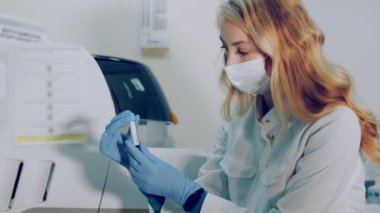 Laboratuvarda kan testi. Laboratuvar teknisyeni kan tüplerini inceleyip laboratuvardaki biyokimyasal testlerin barkodunu ve seri numarasını kontrol ediyor. Potansiyel ilaç geliştiricileri ve