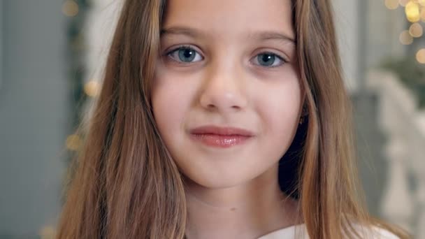 Porträt eines jugendlichen Mädchens kaukasischer Nationalität, das mit den Händen die Augen schließt und sie mit scharfem Blick in die Kamera öffnet. Mädchen mit blauen Augen und braunen Haaren schaut in die Kamera. — Stockvideo