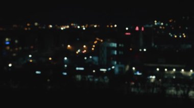 Renkli Bokeh ile bulanık gece şehir arka planı. Odaklanamadığımız bir yükseklikten şehrin görüntüsü.