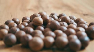 Masada bütün Macadamia fındıkları var. Masada arka plan olarak bir sürü fındık yatıyor..
