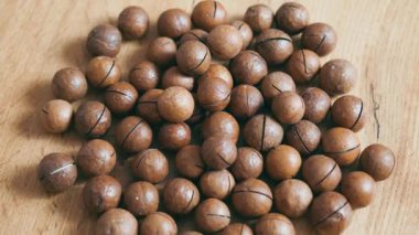 Masada bütün Macadamia fındıkları var. Masada arka plan olarak bir sürü fındık yatıyor..