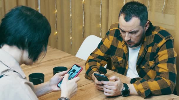 Pareja joven de gente moderna pasar tiempo junto con el teléfono móvil. La familia trabaja con un teléfono móvil. Comunicación familiar por teléfono y redes sociales. Trabajar con dispositivos móviles. — Vídeo de stock