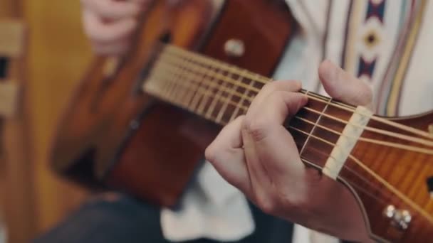 Male hand rearranges chords on acoustic guitar close up. — Stock Video