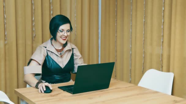 집에서 원격으로 일하는 성공 한 여성. 프리랜서는 멋진 윗옷을 여는데, 집에서 일하는 것을 좋아 합니다. 한 사업가가 컴퓨터로 일하면서 긍정적 인 감정을 표출하는 모습. — 비디오