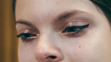 Kadın ağlıyor. Kadınların gözyaşları kapanır. Ağlayan ve gözyaşı döken dişi kahverengi gözler.