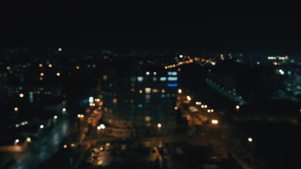 Hämärtynyt yö kaupungin tausta värillinen bokeh. Näkymä kaupungista epätarkkana. — kuvapankkivideo