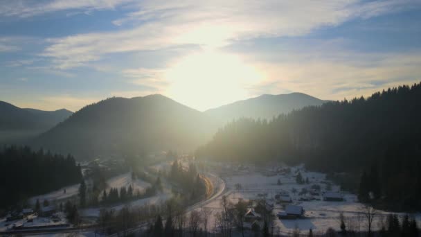 Vista aerea Alba sulle montagne innevate. Mattina gelo in montagna coperto di nebbia leggera — Video Stock