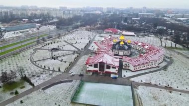 Batı Ukrayna 'daki manastırın büyük topraklarına düşen ilk kar. Kışın manastır üzerinde uçmak