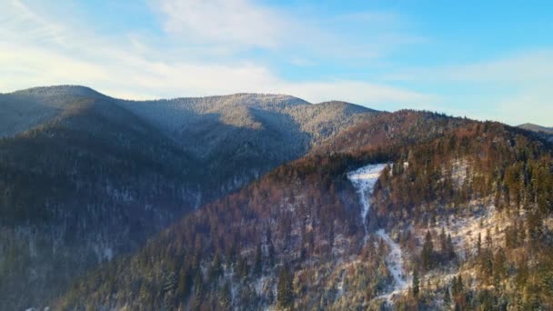 Paesaggio invernale di alba sulle montagne in inverno. Le montagne sono coperte di neve e nebbia leggera nella valle — Video Stock