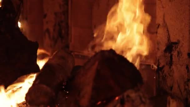 Combustión de combustible sólido en la caldera. Quemaduras de combustible respetuosas del medio ambiente en la caldera. Temporada de calefacción. — Vídeo de stock