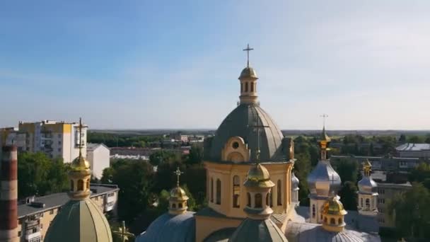 Kruisen op de koepels van een christelijke kerk op een achtergrond van zonnige hemel — Stockvideo
