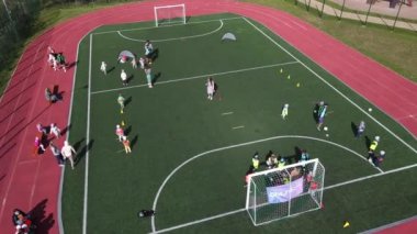 Ukrayna. Lviv 11.2020 Genç çocuklar için bir futbol limanında bayrak yarışı düzenlenir.