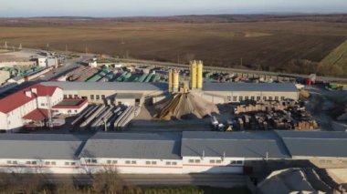 Aerial Flight Large maden işleme tesisi. Kovalı büyük bir makine toprağı kaldırıyor ve işlemek için besliyor. Cevher işleme üretimi