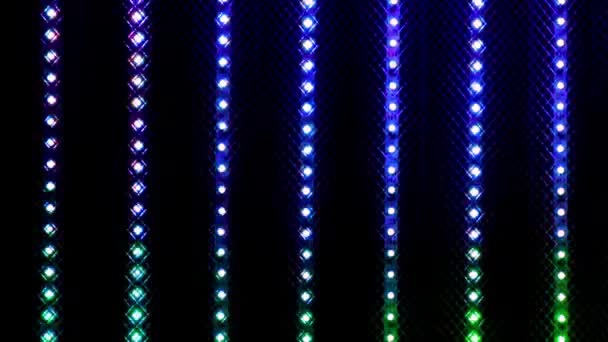 Fundo piscando luzes multicoloridas que estão dispostas em linhas verticais flash e flash. — Vídeo de Stock