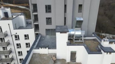 İletişim ve havalandırma sistemlerinin kurulduğu çok katlı bir binanın hava manzaralı çatısı. Yüksek binaların çatıları.