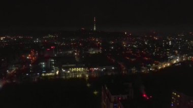 Gece şehrinin ve gece parlayan evin üzerinden uçacağız. Geceleri evin manzarası..