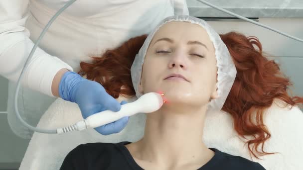 美容诊所的面部更新程序。快乐的女人，她用现代的工具接受了恢复和更新皮肤的手术. — 图库视频影像