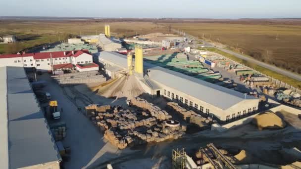 Aerial Flight Nagy ércfeldolgozó üzem. Egy nagy gép egy vödörrel felemeli a talajt és feldolgozásra táplálja. Ércfeldolgozás gyártása — Stock videók