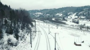 Kış dağlarındaki turist tren yolu üzerinde hava uçuşu. Banliyö yolu treni olmayan bir demiryoludur. Kışın uçuşların üzerinden.