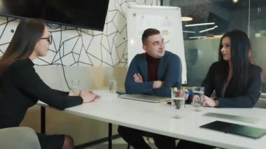 Yönetici-danışman ve şirket başkanı geleceğin stratejisini tartışırlar. Ofisteki insanlarla iletişim. Genel müdürler ve ofis çalışanları toplantısı