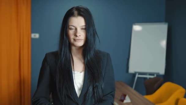 オフィスで成功した女性リーダーの肖像画。スタイリッシュなビジネス服を着たカメラを見て笑顔でオフィスに立っているヨーロッパの外観のクローズアップ女性 — ストック動画