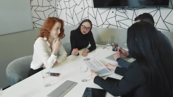 Conferencia en la oficina entre el gerente, el jefe de la empresa y el empleado de nacionalidades europeas. La pantalla muestra un gráfico del éxito de desarrollo de las empresas. — Vídeos de Stock