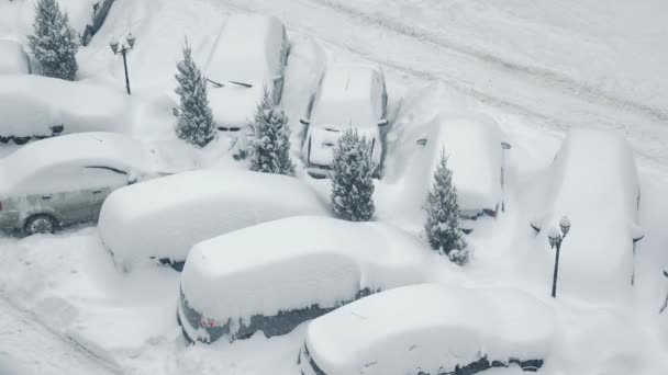 Samochody są pokryte śniegiem po burzy śnieżnej. Duże opady śniegu. Ulice i samochody pokryte są śniegiem. Parking był pokryty obfitymi opadami śniegu.. — Wideo stockowe