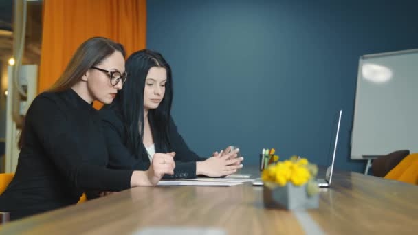 Mulher trabalhadora atraente parceiros falando sobre novo projeto no computador tablet digital. jovens senhoras escritório discutir plano de crescimento de negócios e gráficos — Vídeo de Stock