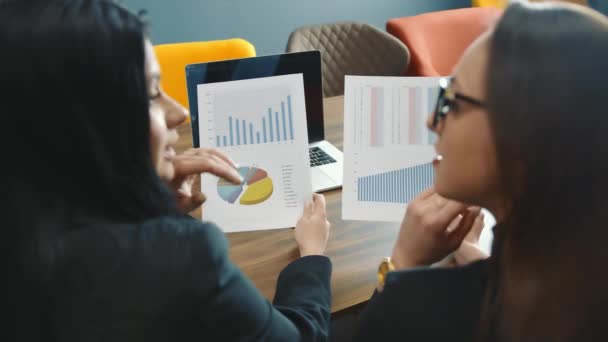 Attrayant partenaires travailleuses parler de nouveau projet sur tablette numérique. jeunes filles de bureau discuter du plan de croissance des entreprises et des graphiques — Video