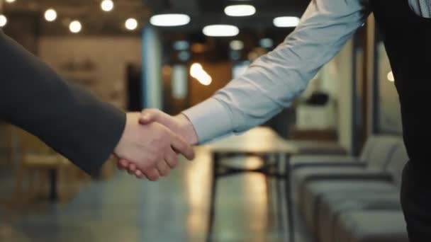 2人のビジネスマンの挨拶や握手の終わりオフィスでの会議や交渉の成功の兆候として. — ストック動画