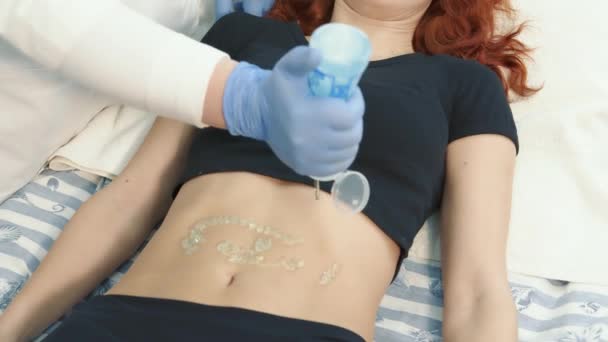 Le médecin lubrifie le corps des patients avec du gel pour un examen médical supplémentaire. — Video