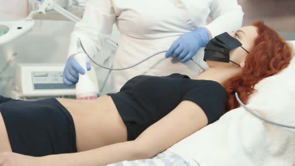 Güzellik salonu. Doktorlar hastanın cildine gençleştirme prosedürü uyguluyorlar. Ultrason ile cilt tazeleme — Stok video