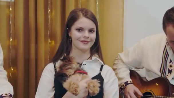 Gadis memegang anjing kecil peliharaannya dalam pelukannya. — Stok Video