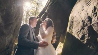 Parkta sokakta birbirini seven iki gencin gerçek bir öpücüğü. Güneşli bir günde genç insanların samimi öpücüğü.