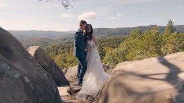 Parkta yürüyen yeni evli bir çift. Birbirine aşık iki genç göz göze gelir.