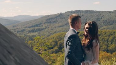 Parkta yürüyen yeni evli bir çift. Birbirine aşık iki genç göz göze gelir.