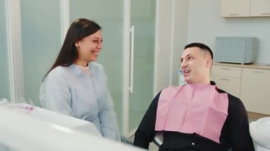 Kadın dişçi hastayla iletişim kurar. Dişçinin ofisinde diyalog. Bir doktora danış..