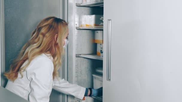 El médico retira del refrigerador el medicamento, que se almacena a bajas temperaturas.. — Vídeos de Stock