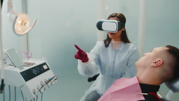 Γυναίκα οδοντίατρος που βλέπει γυαλιά BP ακτινογραφία ασθενούς. Σύγχρονη οδοντιατρική. Οδοντιατρική με εικονική πραγματικότητα. — Αρχείο Βίντεο