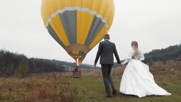 Nach der Hochzeit geht das junge Paar in die Flitterwochen. — Stockvideo