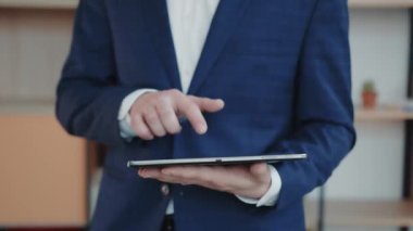 Cholovik 'in eli tabletin dokunmatik ekranına yakın plan.