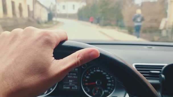 Main d'homme sur le volant d'une voiture. Le pouce reflète le rythme musical du volant. Gros plan d'une main conduisant une voiture. — Video