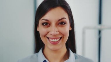 Gülümseyen başarılı bir kadının yakın portresi. Güzel kız yüzü ve güzel bir gülümseme. Avrupa görünümlü Kafkas uyruklu bir kadın..