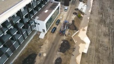 Peyzaj. Bölgenin gelişmesi için arabayı ağaçlarla boşaltıyoruz. Ağaçları büyük kaplarda boşaltmanın en üst görünümü