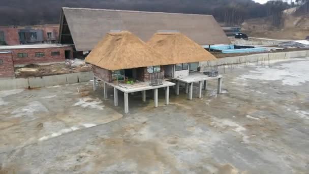 Luftaufnahme Bau von Ferienhäusern Dach aus Heu und Stroh — Stockvideo