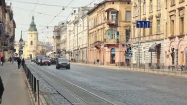 Ukrayna. Lviv. Eski Yahudi şehri Lviv 'in 01.04.2021 sokakları. Sabah vakti, insanlar ve arabalar şehir sokaklarında ilerliyorlar..