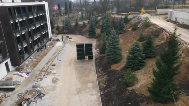 Vista aerea Costruttori pavimentazione e creazione paesaggistica sui cantieri. Artigiani pavimentano marciapiedi e sentieri. — Video Stock