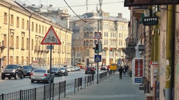 Ukraina. Lwów. 01.04.2021 Ulice starego żydowskiego miasta Lwów. Poranek, ludzie i samochody poruszające się ulicami miasta. — Wideo stockowe